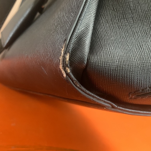 Black GUESS Tote Handbag Purse - Picture 10 of 14